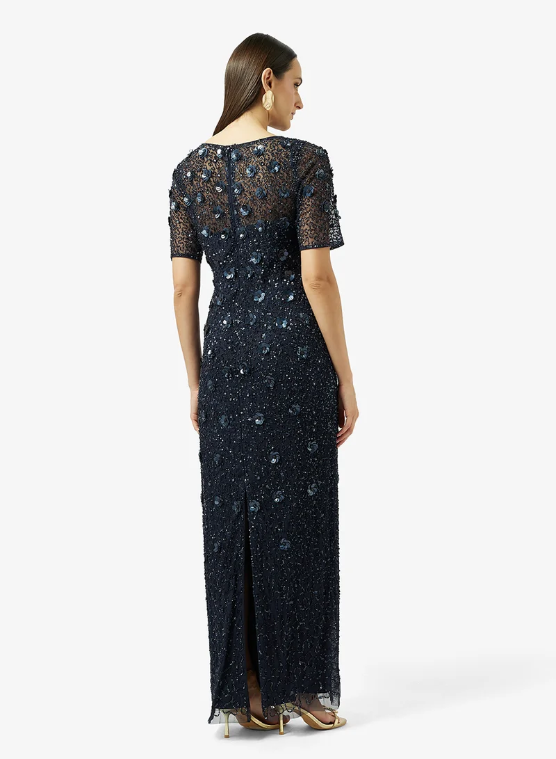 ادريانا بابيل فستان ماكسي بياقة دائرية وتفاصيل شبكية